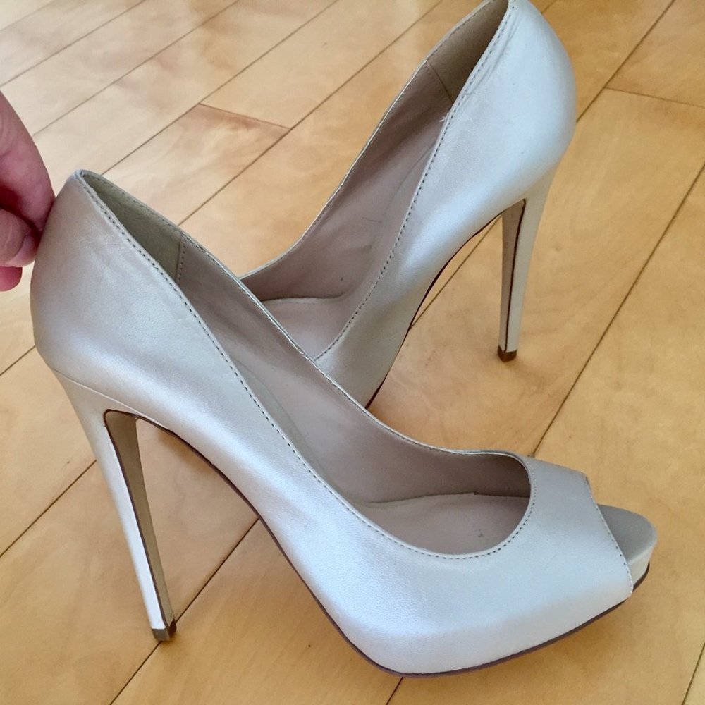 TRUTH OR DARE BY MADONNA, LEATHER PEARL COLOR HIGH HEELS SHOES, SZ. 8, NEW